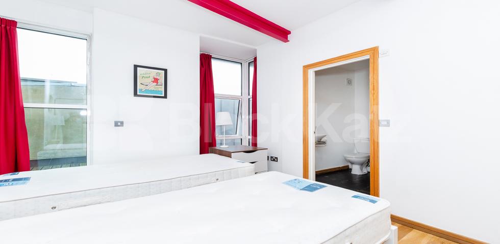 			PENTHOUSE WITH ROOF TERRACE!, 4 Bedroom, 1 bath, 1 reception Flat			 Farringdon Road, CLERKENWELL / HOLBORN